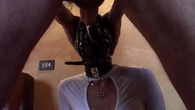 Laura mewn sodlau, dewis model, fideo 2021, gwddf dwfn gyda modrwyau lluosog